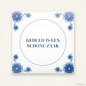 “Geduld is een schone zaak” · Delfts blauw, keramisch tegeltje 15 bij 15 cm