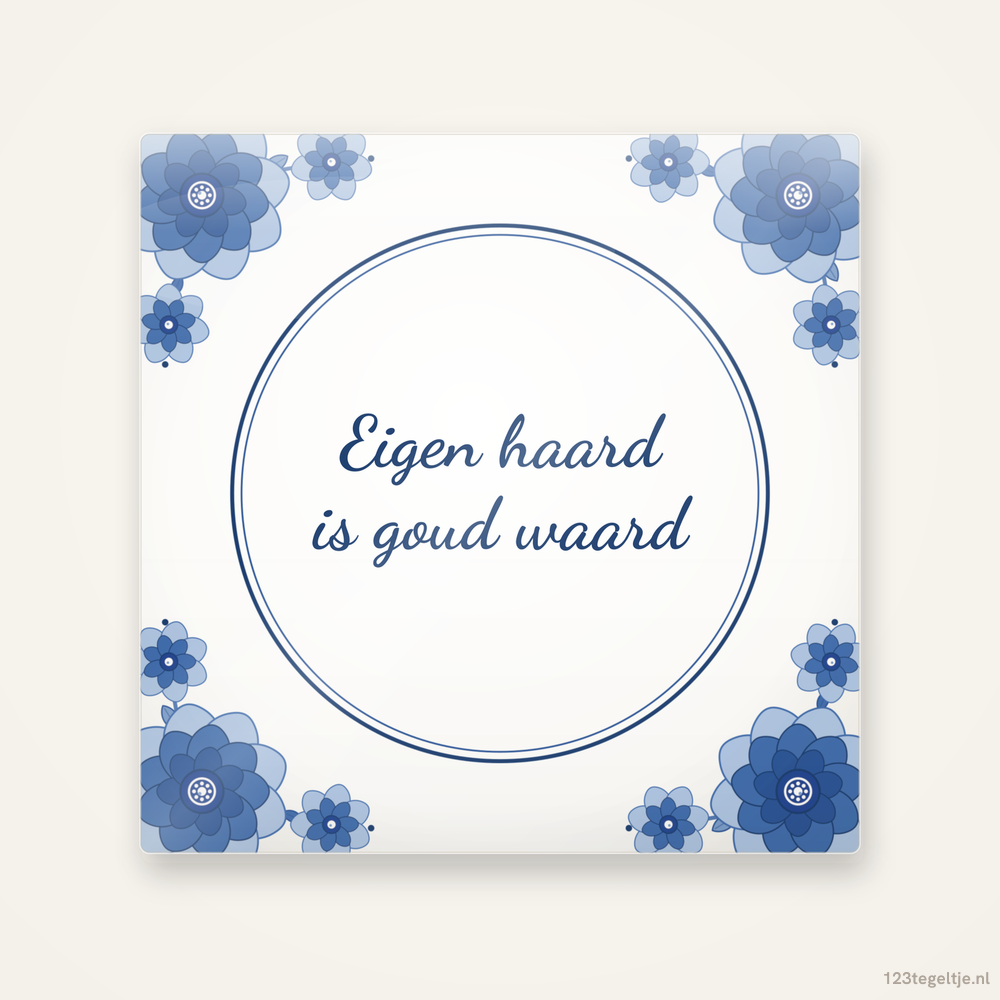 “Eigen haard is goud waard” · Delfts blauw, keramisch tegeltje 15 bij 15 cm