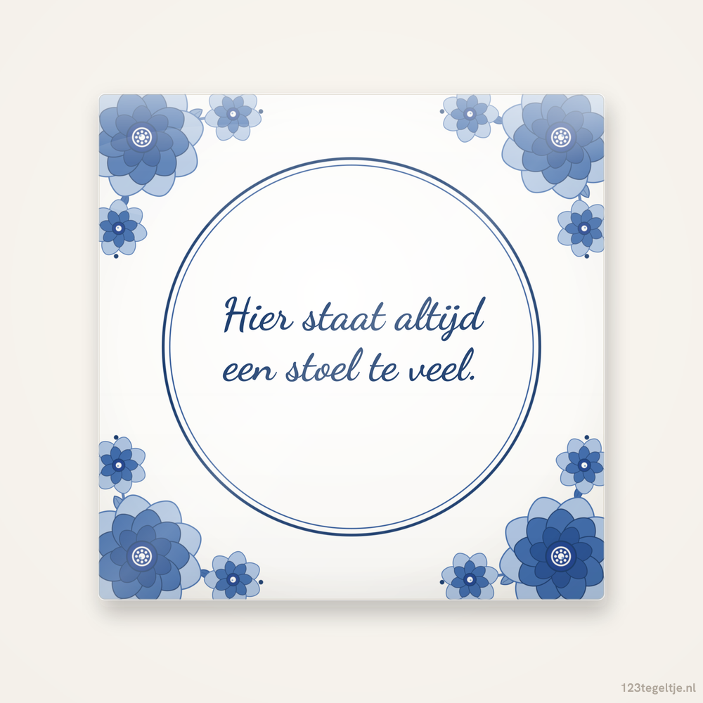 Hier staat altijd een stoel te veel, keramisch tegeltje 15 bij 15 cm