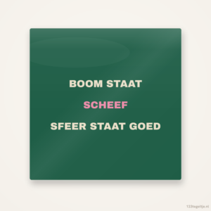 Boom staat scheef sfeer staat goed, keramisch tegeltje 15 bij 15 cm