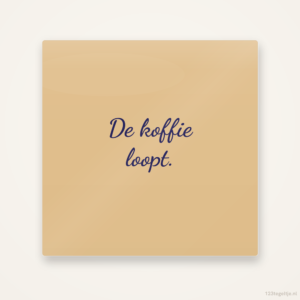 De koffie loopt, keramisch tegeltje 15 bij 15 cm