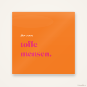 Hier wonen toffe mensen, keramisch tegeltje 15 bij 15 cm