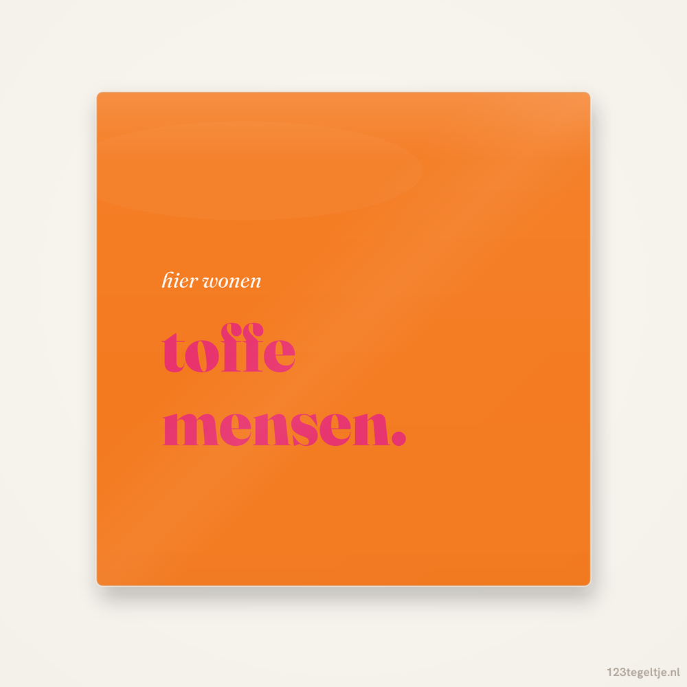 Hier wonen toffe mensen, keramisch tegeltje 15 bij 15 cm