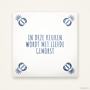 In deze keuken wordt met liefde gemorst, keramisch tegeltje 15 bij 15 cm