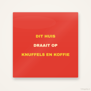 Dit huis draait op knuffels en koffie, keramisch tegeltje 15 bij 15 cm