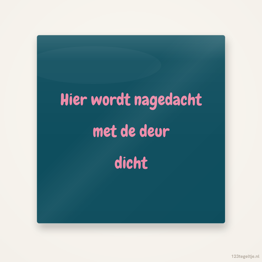 Hier wordt nagedacht met de deur dicht, keramisch tegeltje 15 bij 15 cm