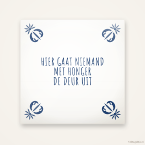 Hier gaat niemand met honger de deur uit, keramisch tegeltje 15 bij 15 cm